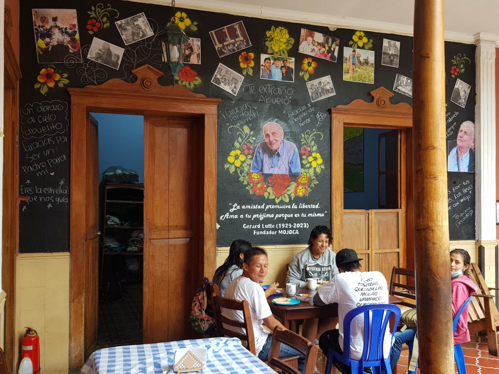 Des jeunes mangent dans le patio du Mojoca à Guatemala Ciudad.