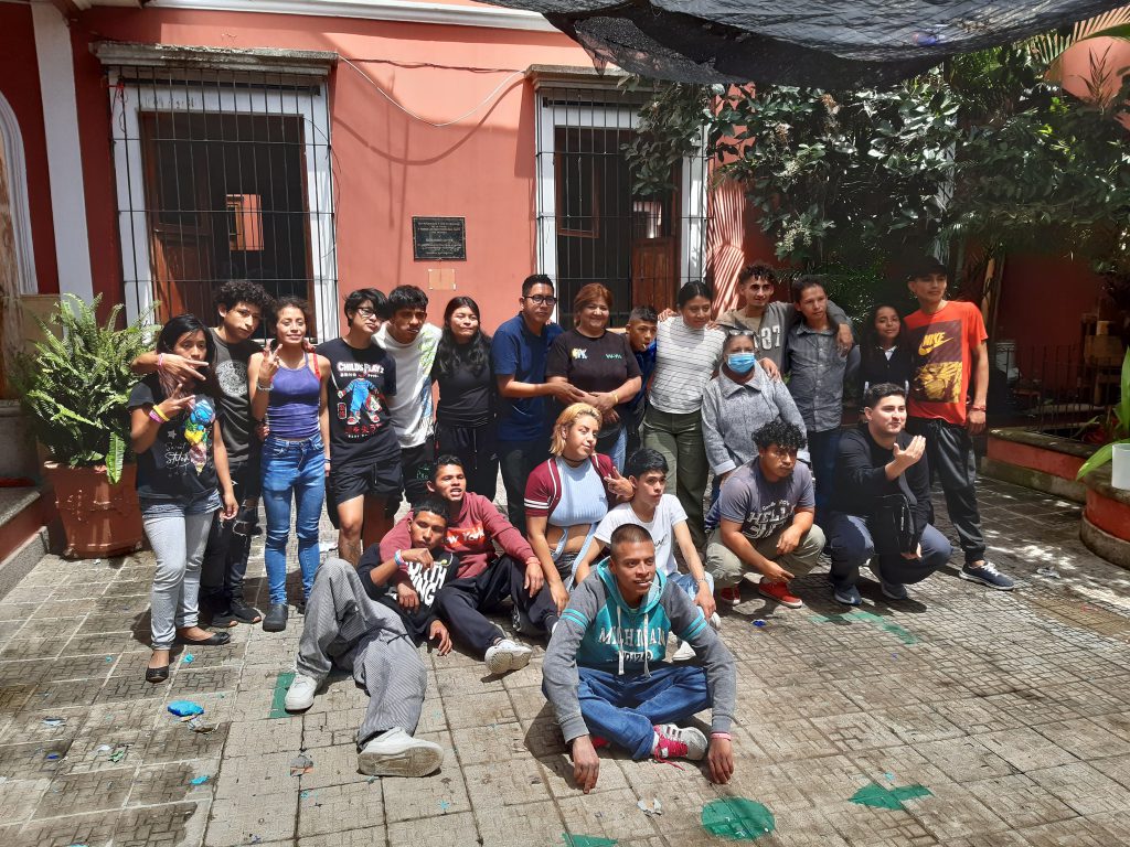 Le groupe de jeunes dans le patio du Mojoca.
