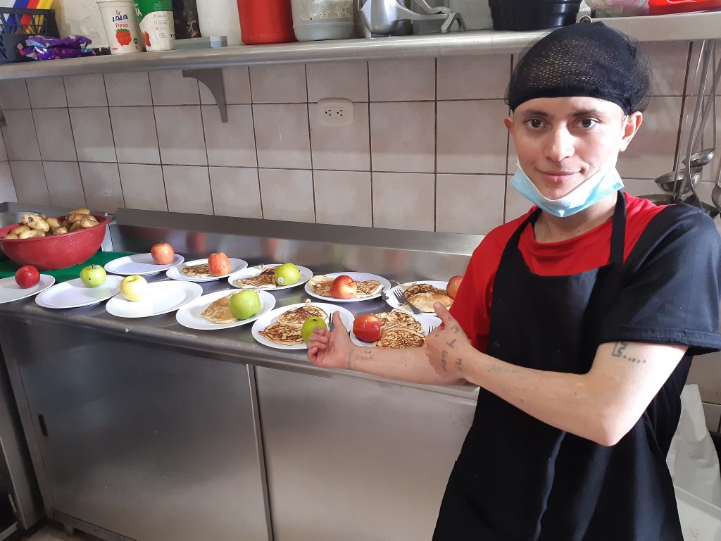 Un jeune de la rue suit un atelier cuisine du Mojoca.