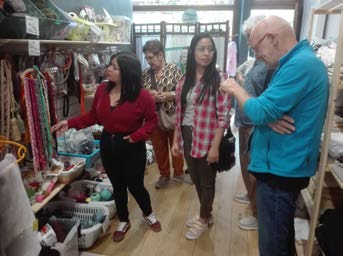 Avec Patricia à Châtelet, découverte de Rezippons la Terre, magasin de seconde main et atelier: formation couture.