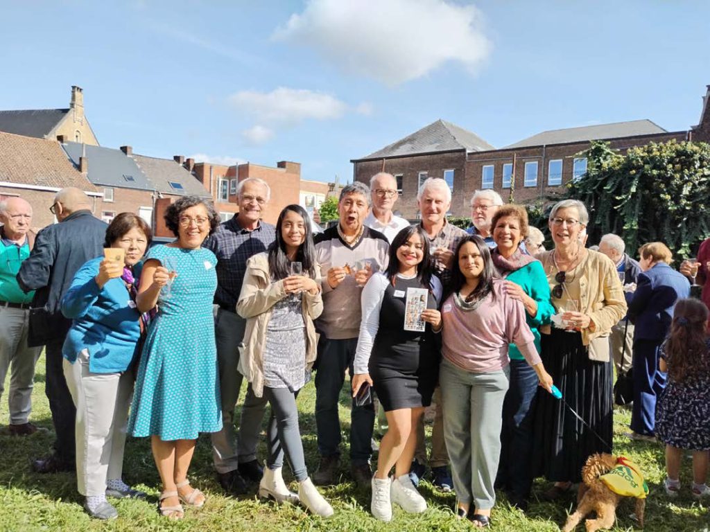 Photo de groupe avec quelques participants à la fête des 30 ans du Mojoca